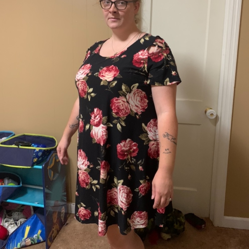 Black dress with red roses size2x